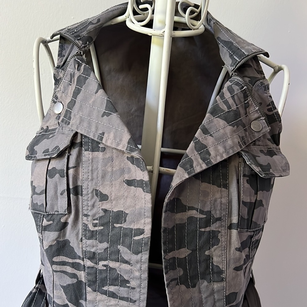 Unique Utility gray camo cargo Vest size 2 G.I.L.I